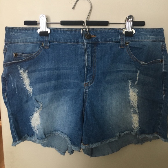 🌷 2/$25 🌷 F21+ distressed denim shorts